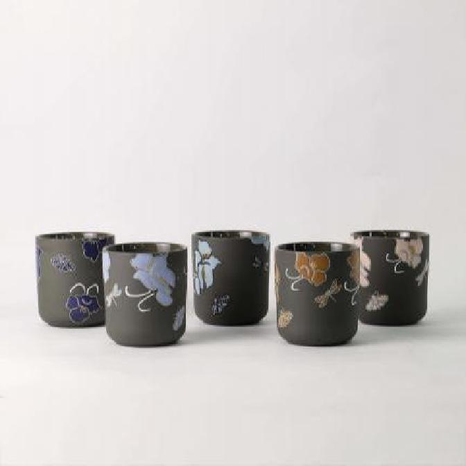 Miksi tästä ainutlaatuisesta käsinmaalatusta kukkakynttilänjalusta on tullut uusi Instagram-suosikki?