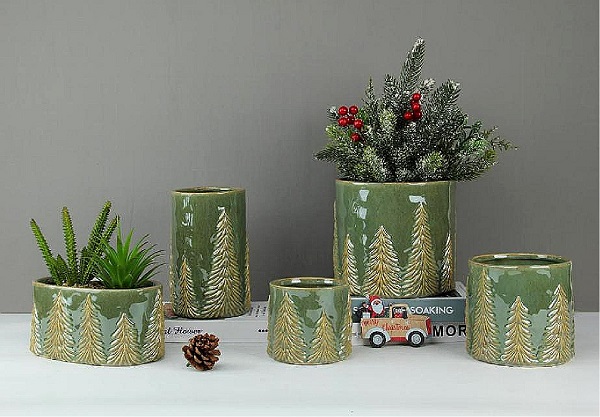 Uutisotsikko: Haluatko tehdä joulukoristeisiin lempeän tunnelman? Onko tämä keraaminen kohokuvioitu mäntymaljakko uusi suosikkisi?