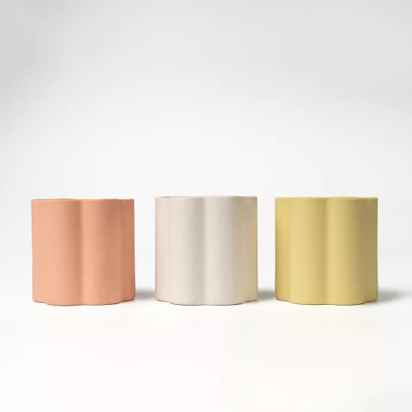 Taiteellinen kukkareunan keraaminen kynttilänjalka