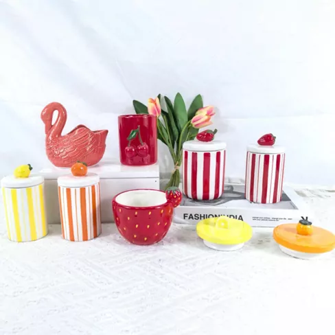 Kukka- ja hedelmämuotoinen keraaminen kynttilänjalka