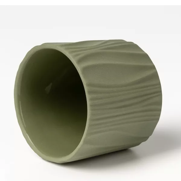 Neliväriset mattapintaiset pystykuvioiset keraamiset kynttilänjalat