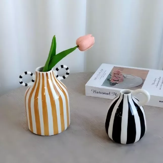 Geometrinen linjakeraaminen maljakko