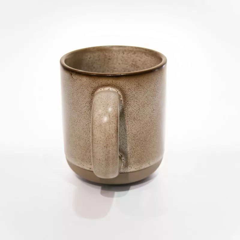 Yksinkertainen moderni keraaminen matkamuki